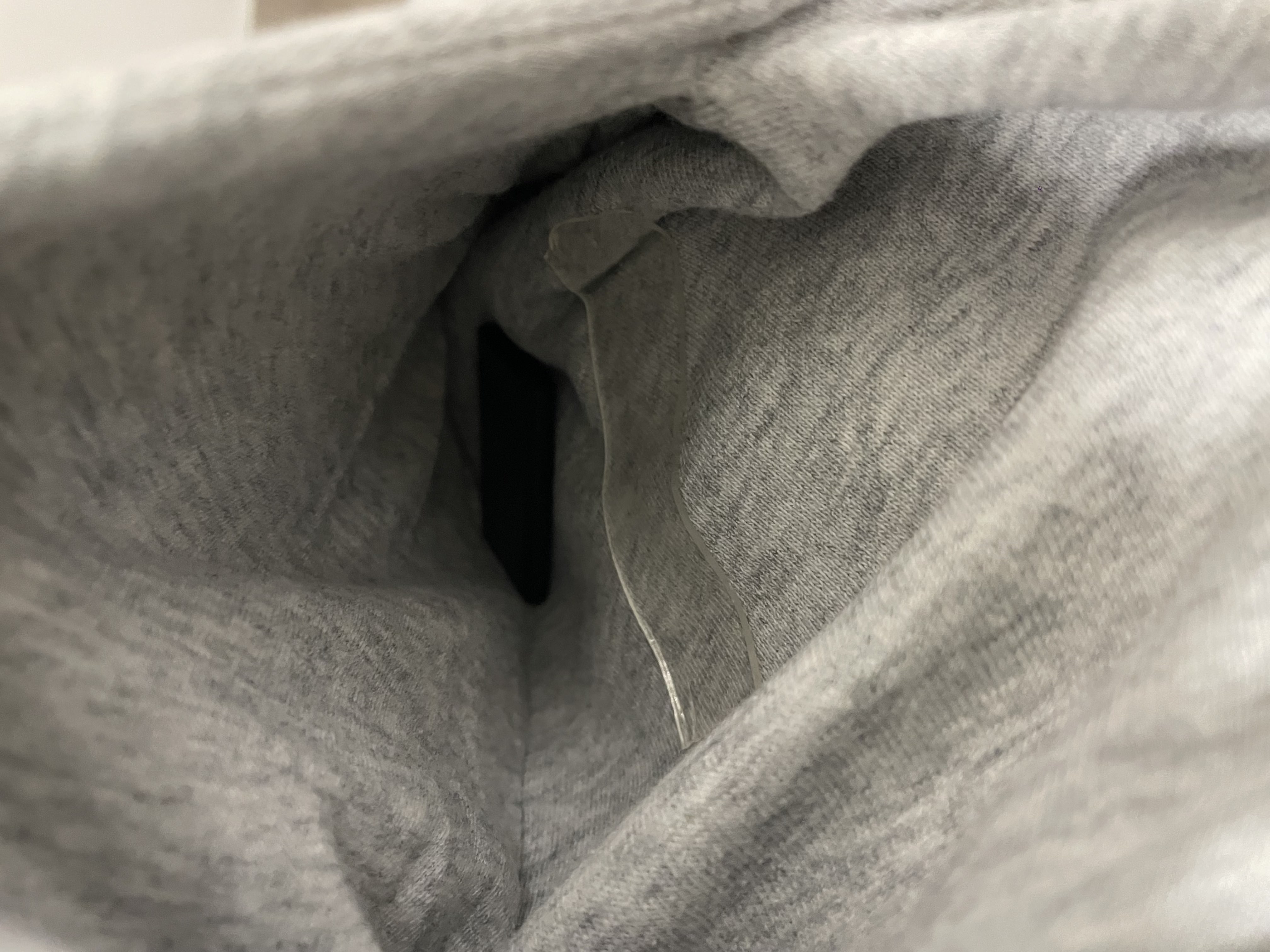 הדביקו חתיכת דבק דו צדדי באמצע הכיס